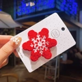 Détail d'une pince à cheveux flocon de neige en peluche rouge et blanche faite à la main - Flocon de Neige en Tissu Éponge