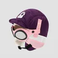 Detailansicht der lila Kinder Fliegermütze mit Skibrille und Astronauten-Aufnäher - 4-6 Jahre / Lila
