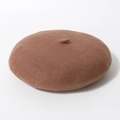 Detail van een bruine wollen baret met een klein steeltje in klassieke retro-stijl - Eén maat / Khaki