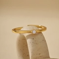 Minimalistischer 925er Silberring in Goldoptik mit einem glitzernden Diamanten, verstellbar - Größe 14 (Offen Verstellbar) / 18K Gold