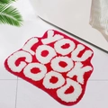 Detailansicht der pinkweißen 'You Look Good' Plüsch-Badematte, rutschfeste Qualität - Buchstaben Rot / 40*60cm / Rot