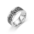 Detailansicht Herrenring aus Titanstahl mit schwarzen geometrischen Spiralgravuren - US 6 / Stil 01 (8MM Schwarzöl)