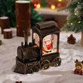 Détail d'une lanterne de train de Noël rétro avec boule à neige et lumières chaudes - Père Noël Or Antique Section Unique