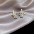 Primer plano de pendientes de mariposa dorados con perlas blancas y cristales brillantes - Mariposa Dorada Perla Blanca (Pin de Plata S925)