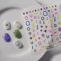 Détail de stickers à ongles 5D avec lettres 3D colorées et art linéaire mignon - Style Lignes de Lettres 5D (TS-014)