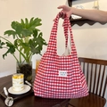 Minimalistische rood-witte gingham stoffen draagtas in een informele lifestyle setting - Rood Geruit