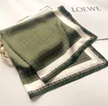 Carré de soie vintage 70x70cm avec motifs géométriques verts et bordure de style ethnique - Vert