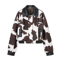 Damen Kurzjacke mit Kuhprint und schwarzem PU-Lederkragen im modernen Streetwear-Stil - S / Dunkelbraun