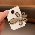 Pince à cheveux fleur dorée avec strass noirs et perle blanche sur carte support - Fleur Irrégulière
