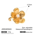Anillo ajustable de acero inoxidable dorado con flor y perla blanca en fondo blanco - Estilo Flor de Cinco Pétalos Oro (JDR2405043)