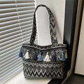 Etnische gebreide shopper met zwart-wit chevronpatroon en blauwe franjes - Zwart