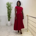 Elegante vestido maxi rojo oscuro de manga corta con cintura alta plisada y silueta línea A - S / Rojo