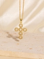Dettaglio di una collana con ciondolo a croce dorata con zirconi cubici scintillanti - Oro / Pavé Completo di Zirconia Chiara