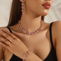 Parure de bijoux rose brillant avec collier et boucles d'oreilles sur un modèle - Collier+Boucles d'Oreilles+Bracelet+Bague / Ensemble 4 Pièces Or et Pierre Rose
