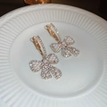 Nahaufnahme goldener Schleifenohrringe mit weißen Perlen und funkelnden Strasssteinen - 4# Silbernadel - Gold (Strass Schleife)