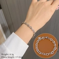 Detail eines Gliederketten-Armbands aus Titanstahl mit Gewichts- und Längenangaben - Stahlfarbe