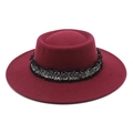 Detalle del sombrero de lana burdeos con cinta de tweed blanco y negro y bordes deshilachados - M (56-58cm) / Burdeos
