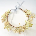Detalle de corona de flores estilo bosque con flores de color marfil y cinta gris - HH123-3 Piel/Beige