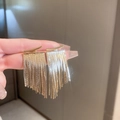 Vista detallada de pendientes dorados con borlas de metal pulido y cadenas colgantes finas - Borla de Arco Dorada (48#)