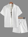 Vue détaillée de l'ensemble d'été blanc pour hommes avec tissu jacquard texturé 3D - S / Blanc