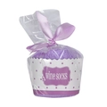 Geschenkverpackung im Cupcake-Stil mit flauschigen lila Korallenfleece-Socken für Weinliebhaber - Einheitsgröße / Lila