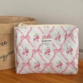 Détail de la trousse de maquillage en coton matelassé avec nœuds et roses roses - Fleur de Nœud Rose (Pochette)