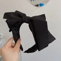Classic black fabric headband featuring a large bow detail in a vintage Korean style - Black