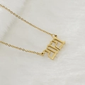 Collier en acier doré avec pendentif lettres Angel sur fond de fourrure blanche - 2021