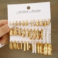 8-teiliges Set goldene geometrische Creolen mit Perlen auf einer Schmuckkarte - Goldenes Geometrisches Perlenohrring-Set (5947001HB环保)