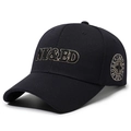 Dunkelblaue Baumwoll-Baseballkappe mit goldener NY&ED-Stickerei und rundem Seitenaufnäher - Verstellbar / Marineblau