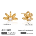 Detalle macro de los pendientes de flores doradas con circón y medidas exactas - Pendientes de Botón con Forma Floral (JDE0112268)
