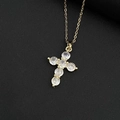 Elegante ciondolo a croce dorato con sei pietre di zirconia cubica bianche scintillanti - Croce Oro J310