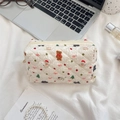 Detailaufnahme der cremefarbenen Stepp-Kosmetiktasche mit weihnachtlicher Stickerei - Schneemann Bär