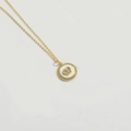 Collana placcata oro 14K con ciondolo tondo in conchiglia e dettaglio farfalla fine - Farfalla