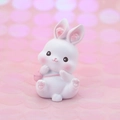 Simpatica statuetta coniglietto bianco con borsa rosa e base a cuore per auto - Mini Ornamento Coniglietto Carino