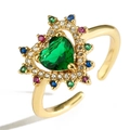 Détail de la bague cœur plaquée or 18 carats avec zircon vert émeraude et pierres - Ouvert Réglable / Émeraude
