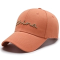Gorra de béisbol naranja vibrante con bordado China dorado en 3D en vista elegante a 45 grados - Naranja