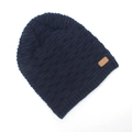 Dettaglio del berretto in maglia blu navy con patch in pelle per l'inverno - Taglia unica / Blu navy