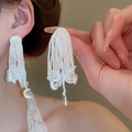 Boucles d'oreilles élégantes à pampilles blanches avec perles et breloques lune - Style 54# (Tige d'oreille en argent) / Blanc