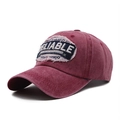 Dettaglio del cappellino da baseball bordeaux lavato vintage con ricamo e fibbia in metallo - Borgogna