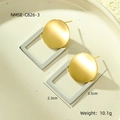 Details der geometrischen Gold- und Silberohrringe mit Maßen von 3,5x2,3 cm gezeigt - Color Block