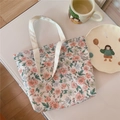 Dettaglio della borsa in cotone con motivi floreali rosa e etichetta simple cucita - Fiore Rosa