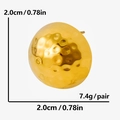 Dettaglio di orecchini rotondi in oro 18K con texture martellata e specifiche di misura - Bottoni a Cupola Martellata / Oro
