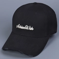Detailansicht der weißen Achieve Wish Stickerei auf einer schwarzen Baumwoll-Baseballkappe - M (56-58cm) / Schwarz