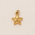Detailweergave van een 18K vergulde hemelse sterhanger met een uniek gezicht ontwerp - Ster Gezicht Hanger / Goud