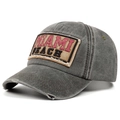 Détail d'une casquette en coton lavé avec écusson Miami Beach et visière effet usé - Réglable / Gris Lavé
