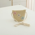 Détail du sac en paille beige avec fleurs en dentelle et bandoulière en corde tressée - Sac-Beige