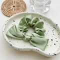 Elegante coletero de satén verde con decoración de lazo en una bandeja decorativa - Verde Frijol