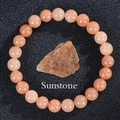 Bracciale elastico in perle di pietra del sole naturale con un elemento minerale grezzo - Pietra del Sole