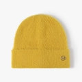 Gorro de punto de felpa amarillo brillante con textura suave y logo M de metal redondo - Amarillo Jengibre
